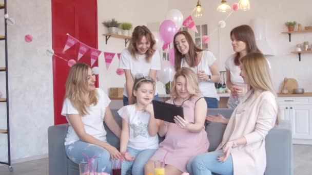 Γυναίκες που κοιτάζουν ταμπλέτες στο πάρτι του μωρού — Αρχείο Βίντεο