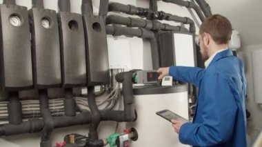 Genç mühendis yeni ekipmanları kontrol ediyor