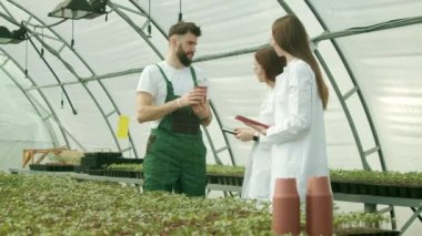 Bilim adamlarına ekin yetiştiren çiftçi