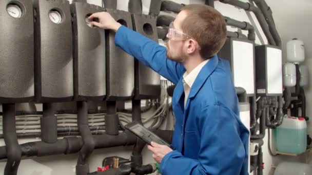 Jonge ingenieur controleert manometers — Stockvideo