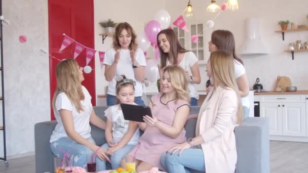Kobiety patrząc na tabletkę na baby shower party — Wideo stockowe