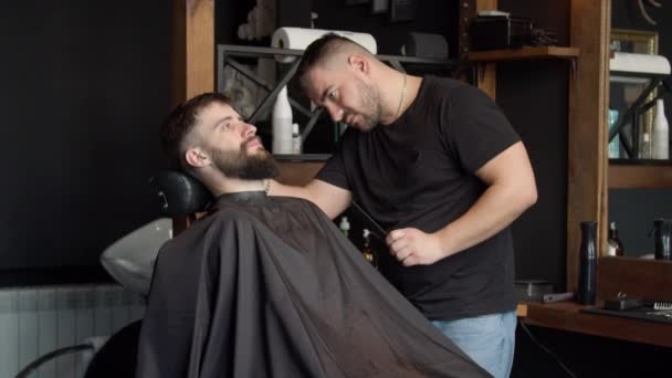 Borbély borotválkozó szakáll az ügyfél — Stock videók