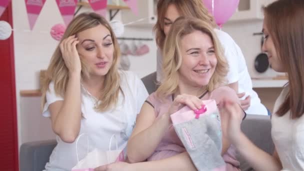 Беременная женщина получает подарок на вечеринке в честь рождения ребенка — стоковое видео