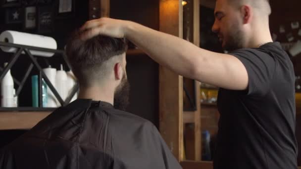 Fryzjer cięcia włosów męskiego klienta — Wideo stockowe