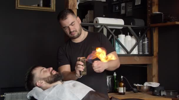Barbeiro navalha de aquecimento antes de barbear — Vídeo de Stock