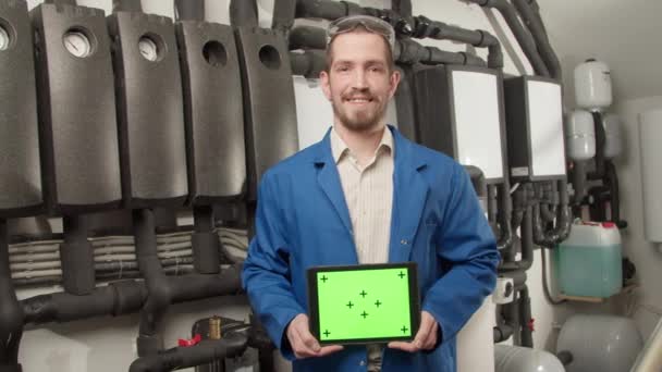 Joven ingeniero sonriendo a la cámara — Vídeos de Stock