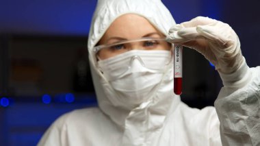COVID-19 için tüp içinde bilim adamı test örneği