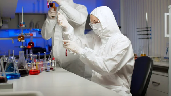 Biyolog laboratuvarda bir virüs örneğini inceliyor.