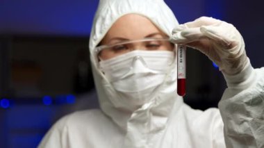 COVID-19 test örneğini tutan bilim adamı