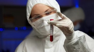 COVID-19 için bilim adamı test örneği