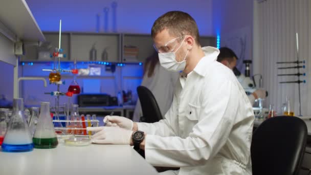 Cientista examinando brotos em placa de Petri — Vídeo de Stock