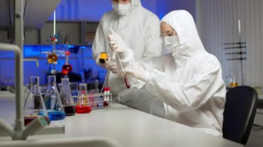 Biyolog laboratuarda örnek inceliyor.