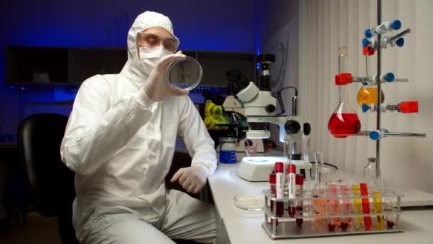 顕微鏡で試料を調べる科学者 — ストック動画