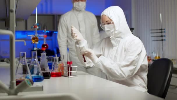 Biólogo examinando amostra em laboratório — Vídeo de Stock