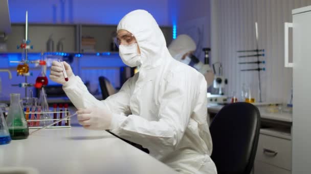Biólogo examinando muestra en laboratorio — Vídeo de stock