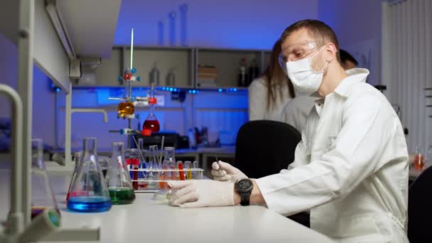 Científico examinando brotes en placa de Petri — Vídeo de stock