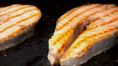 Bahçede kızartılan somon balığı kesikleri 