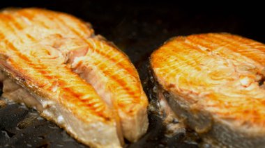 Bahçede kızartılan somon balığı kesikleri 