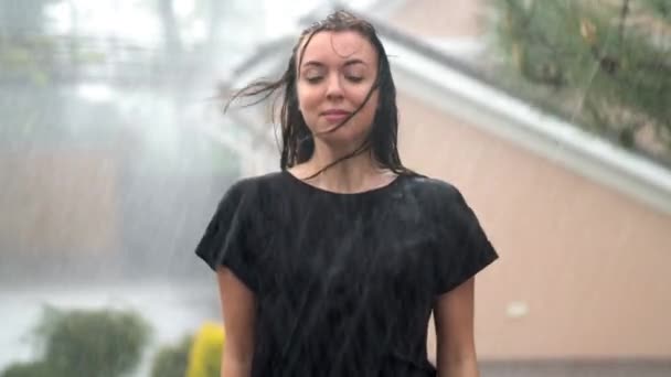 Mladá žena těší déšť v zahradě — Stock video
