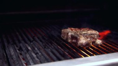 Eti ızgaraya çeviren kişi