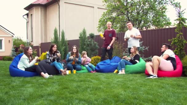 Amigos de picnic en un jardín — Vídeo de stock