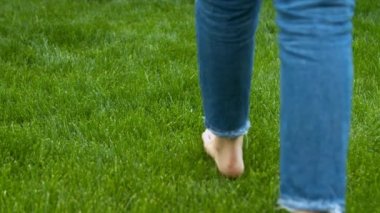 Çimlere basan kadın