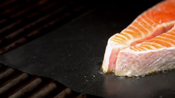 Рыбный лосось режут на гриле — стоковое видео