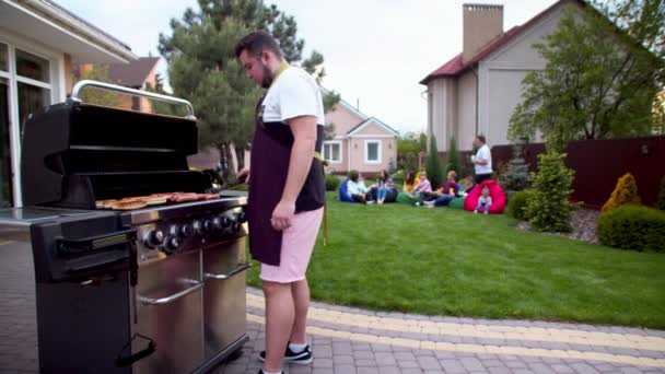 Fiatal nőknek hot dogot felszolgáló férfi — Stock videók