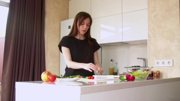 Mujer preparando sándwich en la cocina — Vídeos de Stock