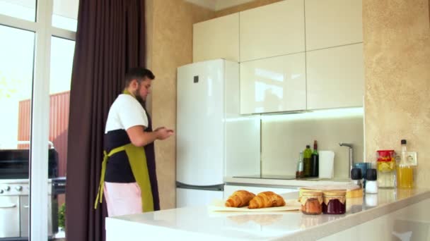 Homme préparant un steak dans une cuisine — Video