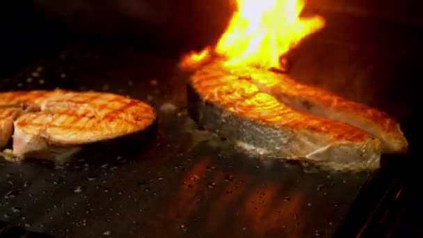 Fischstücke werden mit Feuer gegrillt — Stockvideo