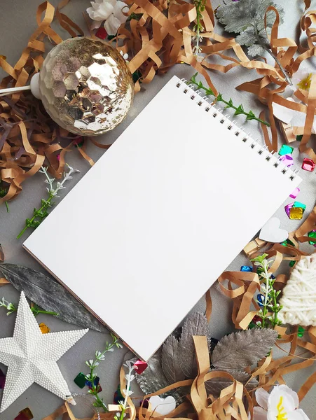 Flatlay Con Flores Hojas Cuaderno Bocetos Papel Artesanal Arrugado Juguetes — Foto de Stock