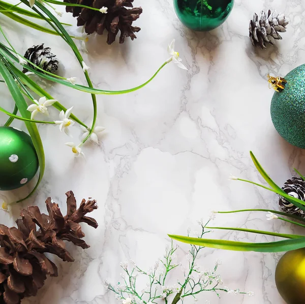 Flatlay Con Pino Navidad Hojas Flores Conos Juguetes Navidad Verdes — Foto de Stock