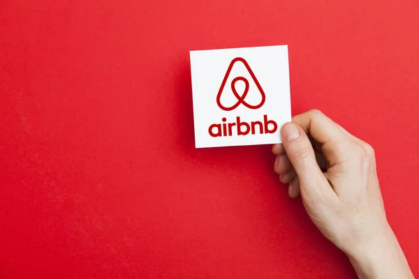 Londres Reino Unido Maio 2017 Mão Segurando Logotipo Airbnb Airbnb — Fotografia de Stock