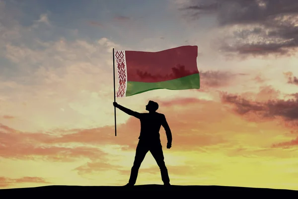 Männliche Silhouettenfigur Schwenkt Weißrussische Flagge Darstellung — Stockfoto