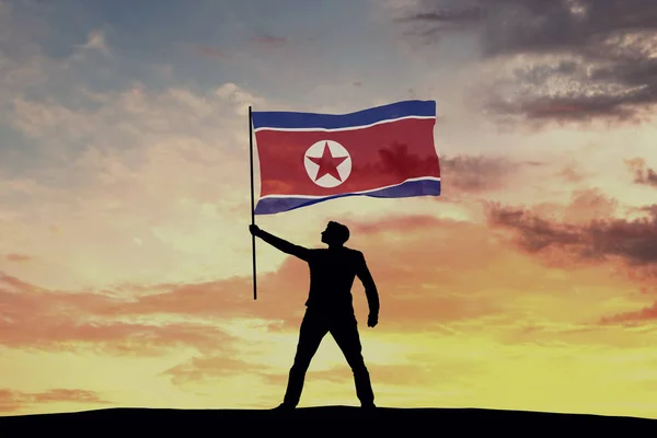 Kuzey Kore Bayrağı Sallayan Erkek Siluet Figürü Hazırlama — Stok fotoğraf