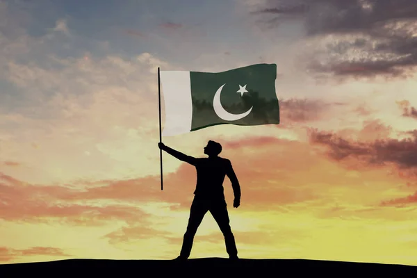 Man Siluett Figur Viftande Pakistan Flagga Konvertering — Stockfoto