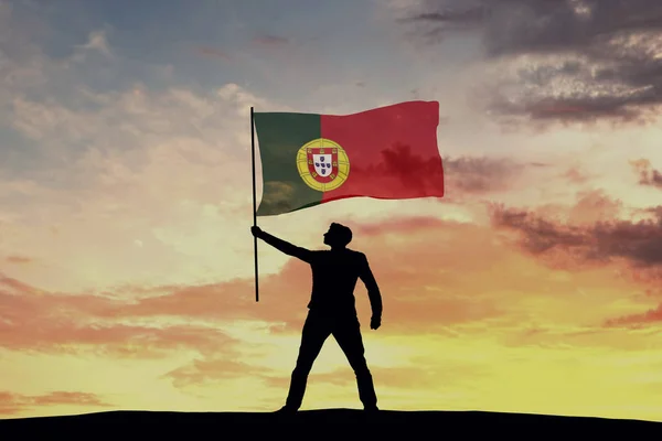 Portekiz Bayrağı Sallayan Erkek Siluet Figürü Hazırlama — Stok fotoğraf
