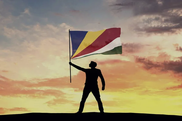 Мужской Силуэт Размахивающий Флагом Сейшельских Островов Рендеринг — стоковое фото