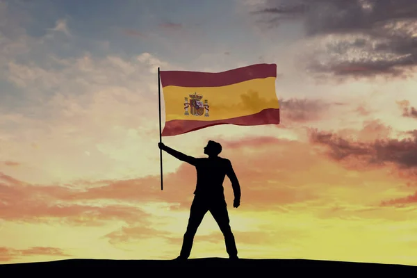 Ανδρική Σιλουέτα Που Κυματίζει Την Ισπανική Σημαία Απόδοση — Φωτογραφία Αρχείου