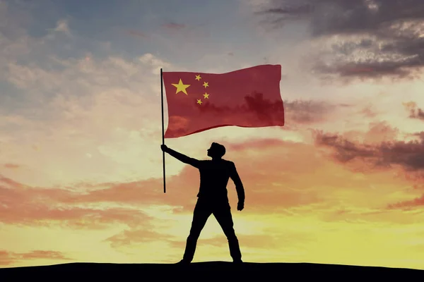 Ανδρική Σιλουέτα Που Κυματίζει Την Κινεζική Σημαία Απόδοση — Φωτογραφία Αρχείου