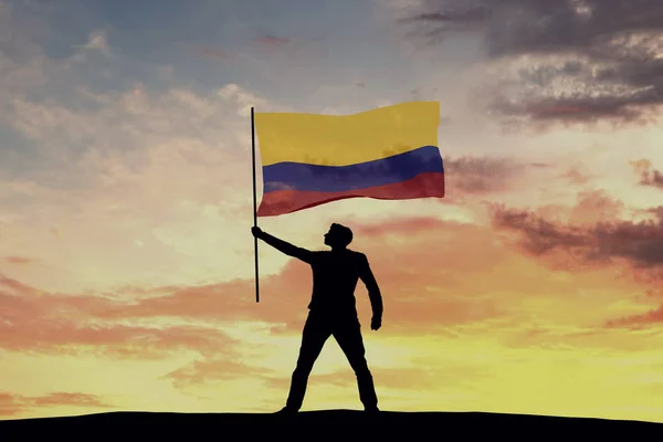 Férfi Sziluett Figura Lengeti Kolumbia Zászlaját Kiolvasztás — Stock Fotó