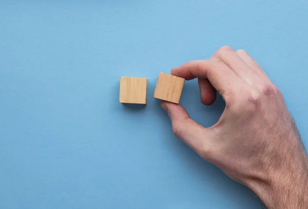 Elegir a mano un bloque de madera de un conjunto. Concepto de elección empresarial —  Fotos de Stock