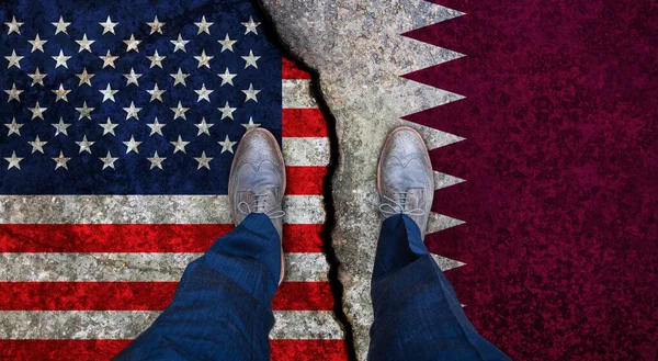 商人站在破烂不堪的乌萨和卡塔尔国旗上. 政治概念 — 图库照片