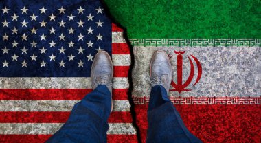 İş adamı, Usa ve İran 'ın çatlak bayraklarının üzerinde duruyor. Siyasi kavram