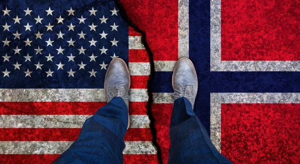商人站在破烂不堪的乌萨和挪威国旗上. 政治概念 — 图库照片