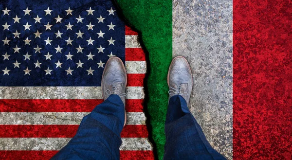 商人站在破烂不堪的乌萨和意大利国旗上. 政治概念 — 图库照片