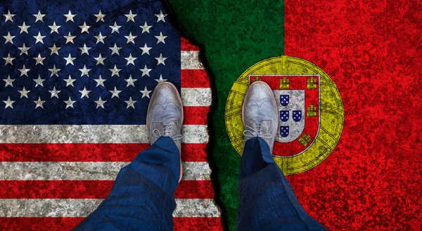 Homme d'affaires se tient sur les drapeaux fissurés des États-Unis et du Portugal. Concept politique — Photo