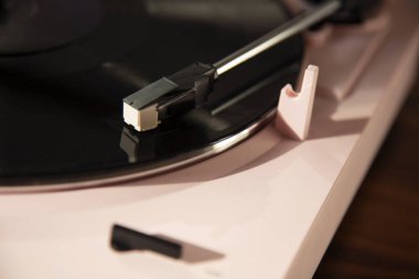 Vinil plaklı klasik müzik çalar.