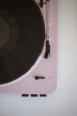 Vinil plaklı klasik müzik çalar.